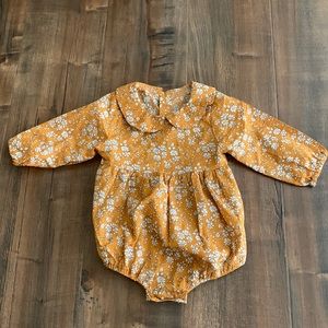 Floral romper size 3-6 months. Perfect condition. Buttons on back, snap bottom